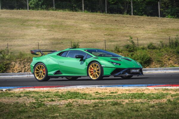 Lamborghini Huracán STO (AT) - Image 4