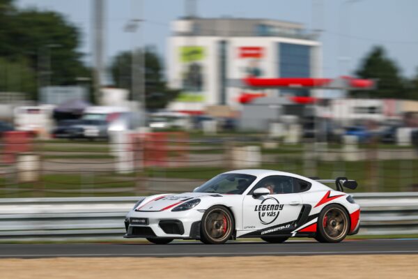Porsche 718 GT4 RS (AT)